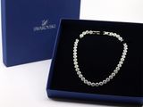 un collier de perles blanches dans un coffret cadeau bleu