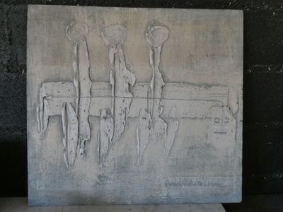 une sculpture représentant un groupe de personnes assises sur un banc
