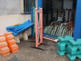 un tas de matériaux de construction empilés devant un bâtiment