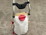 un sac blanc muni d'une poignée rouge posé sur un chariot