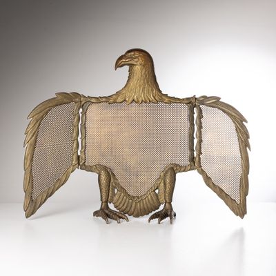 un grand oiseau perché sur une chaise