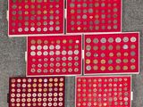 six types de pièces différents sont disposés sur une surface rouge