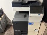 une pile d'imprimantes de bureau posée sur une pile de cartons