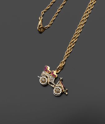 un collier en or orné d'un pendentif représentant un cheval et une calèche