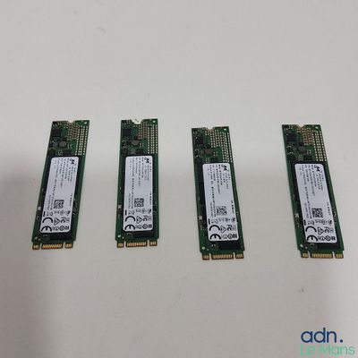trois modules de mémoire sont posés les uns à côté des autres sur une table