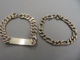 deux bracelets en argent avec une barre de chaque côté