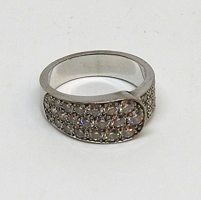bague en argent sterling ornée de cristaux blancs et transparents sur un fond blanc