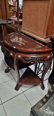 deux tables posées à même le sol dans un magasin