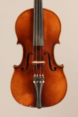 un vieux violon avec un archet sur fond blanc