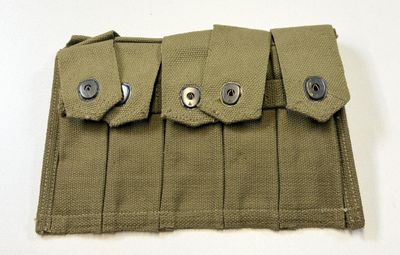 une image montrant un gros plan d'une ceinture ornée de boutons