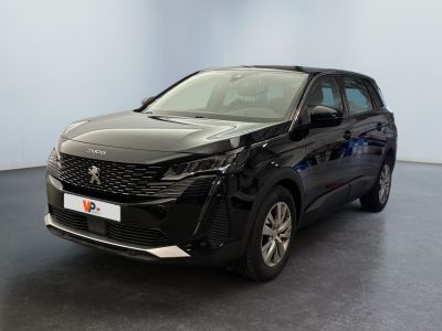 vue de face d'un SUV noir garé dans un showroom