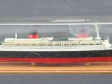 une petite maquette de bateau dans une vitrine