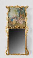 Miroir à fronton en bois sculpté redoré, fronton orné d'une …