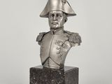 une statue représentant le buste d'un homme coiffé d'un chapeau