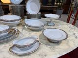 beaucoup d'assiettes et de bols sur la table