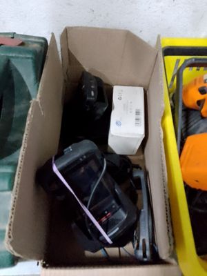 deux cartons contenant du matériel électronique posés par terre