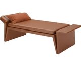 une banquette en cuir marron surmontée d'un coussin marron