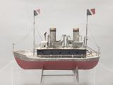 une maquette de bateau exposée dans une vitrine