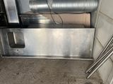 une machine qui se trouve dans le coin d'une pièce