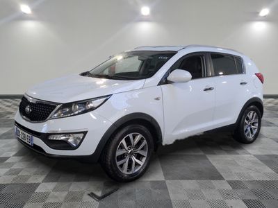 Un SUV blanc est garé dans une pièce dont le sol est en damier.