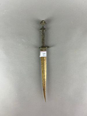 un gros plan d'un petit couteau posé sur une surface blanche
