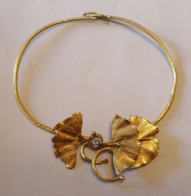 Collier « Ginknife » plaqué or sur fond blanc