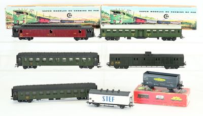 quatre wagons différents exposés dans une boîte