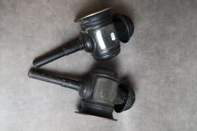 un petit objet noir posé par terre à côté d'un autre, plus petit