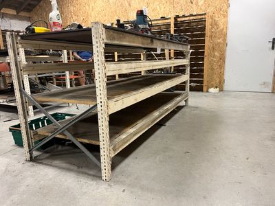 de nombreuses étagères remplies d'outils dans un garage