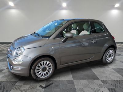 la petite voiture argentée est garée dans une grande pièce