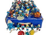 une boîte bleue avec plein de Schtroumpfs dedans