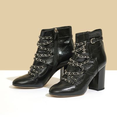 une paire de bottines noires ornées de chaînes