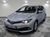 La Toyota Corollant est garée sur un sol en carrelage à damier.