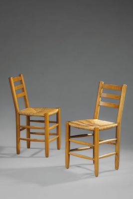 deux chaises en bois placées l'une à côté de l'autre sur une surface grise