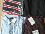 trois chemises pour homme et un pantalon posés sur une boîte en carton