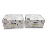 deux boîtes de lingettes pour bébé Kleenex sur fond blanc