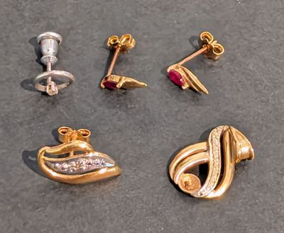 Ensemble de débris d'or 18K (750/°°°) comprenant pendentif e…