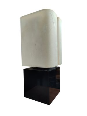 une sculpture en noir et blanc représentant un cube posé sur un socle noir