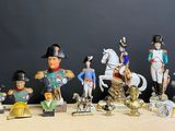 de nombreuses figurines de différentes tailles et couleurs posées sur une table