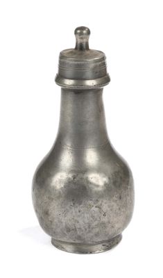 un vase en argent avec un couvercle, sur fond blanc