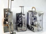 trois machines disposées côte à côte sur une surface blanche