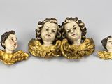 trois figurines en or représentant des femmes, avec la tête et les mains