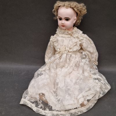 JUMEAU. Poupée à tête en porcelaine marque E.