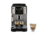 un gros plan sur une machine à café et une tasse de café