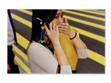 une femme qui parle au téléphone portable alors qu'elle se trouve dans la rue