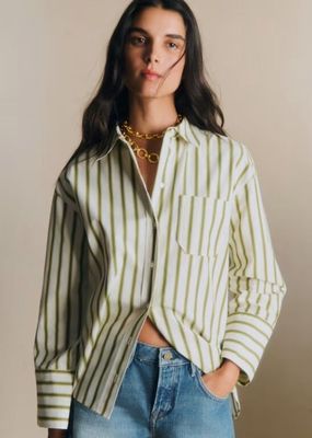 Le mannequin porte un t-shirt rayé vert et blanc et un jean.