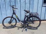 un vélo garé devant un bâtiment