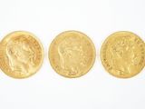 trois souverains d'or sur fond blanc