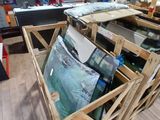 une caisse en bois contenant de nombreux types de verres différents