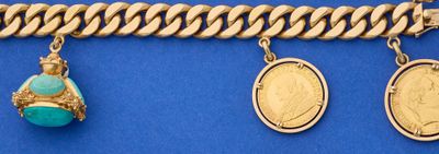 BRACELET en or (750) à maille forçat avec trois breloques, dont une se - Photo 1